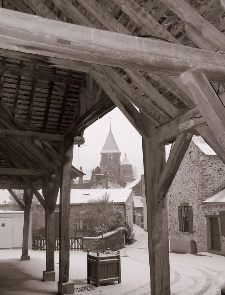 Les Halles de Saint Denis d'Anjou (XVIe siècle)​ par temps de neige